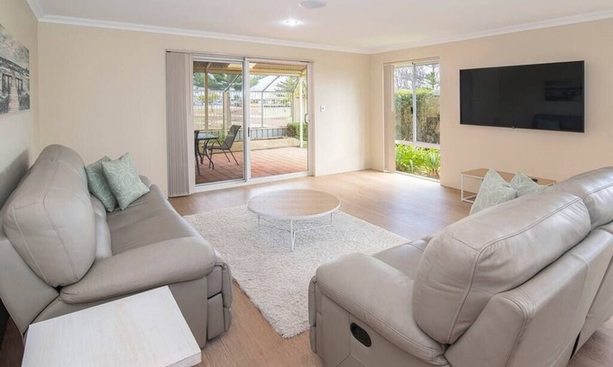 Geographe House | *Mainsail Views- Free WIFI*