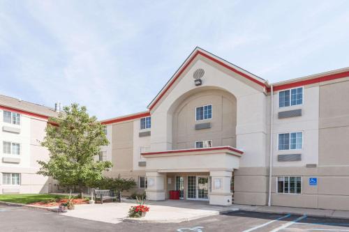 Auburn Hills Hotel | MainStay Suites Detroit Auburn Hills