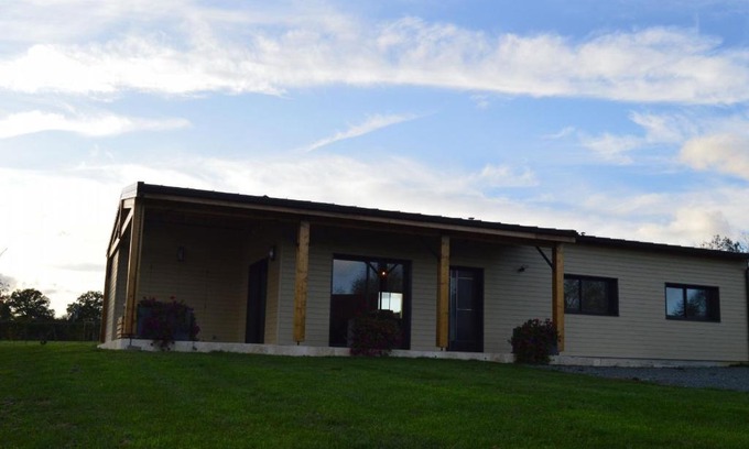 Pouligny-Saint-Martin House | Maison éco-responsable avec terrasse, jardin privé et aménagement fauteuil roulant à Pouligny-Saint-Martin - FR-1-591-224