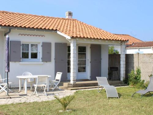 La Bree-les-Bains House | Maison 2* à La Brée-les-Bains - 4 pers - Jardin, terrasse, barbecue, proche plage et commerces - FR-1-246A-93