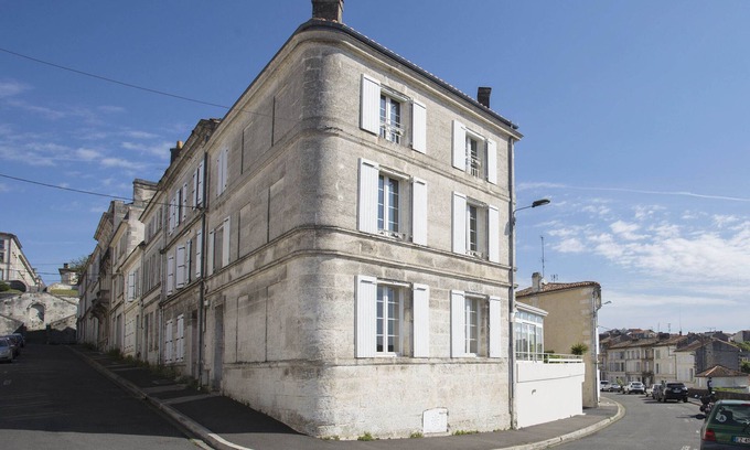 Angouleme House | Maison 350 m Centre, Chambres Calmes, Spacieuses