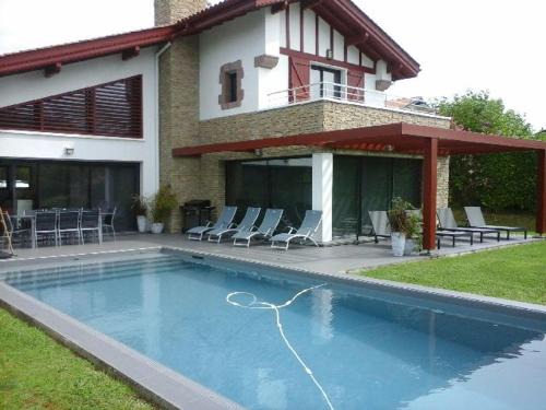 Ascain Villa | Maison basque moderne avec piscine chauffée et vue