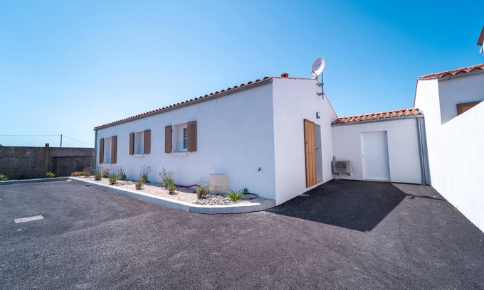 Saint-Pierre-d'Oleron House | Maison Calme Avec Jardin Clos
