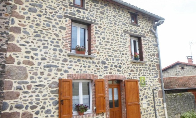 Mazeyrat-Aurouze House | Maison de bourg restaurée avec cour privative au coeur d'un village paisible, proche gorges de l'Allier et sites historiques - FR-1-582-220