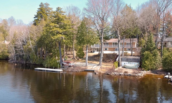 Lachute Ski Chalet | Maison de la Loutre / The Otter Lakehouse