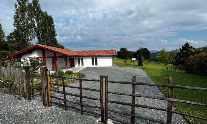 Larressore House | Maison de Vacances Agréable au Pays Basque à Larressore Entre mer et Montagnes