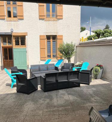Dompierre-sur-Besbre Apartment | Maison de ville 13 couchages à 5 minutes du Pal