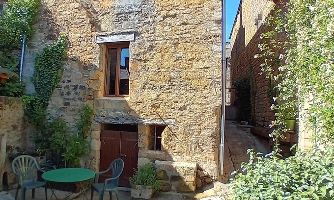 Domme House | Maison de Ville Rénovée Avec Cour, au Cœur de la Bastide de Domme