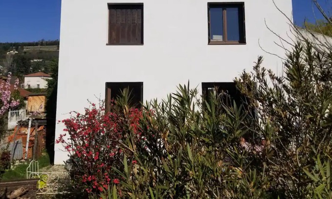 Crest Villa | 'Maison De Ville' with Small Garden, Private Terrace and Wi-Fi