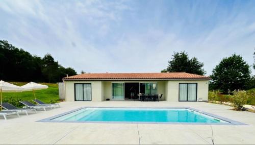 Guizengeard House | Maison des Lacs Bleus