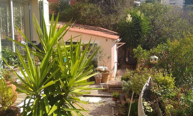 Roucas-Blanc House | Maison en Fond de Jardin Dans un Vallon Près de la Corniche