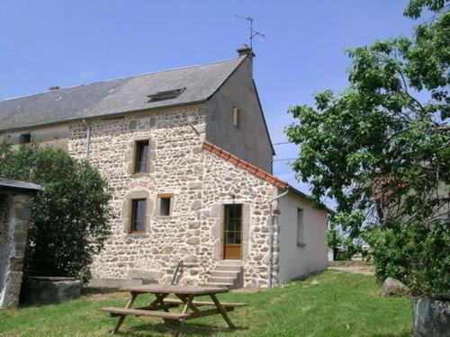 Nizerolles House | Maison en pierre avec jardin, jeux enfants et animaux acceptés - FR-1-489-137