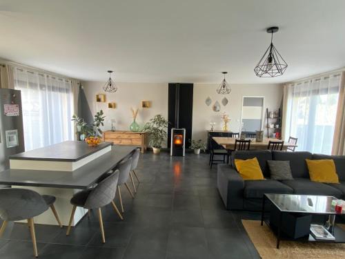 Cerans-Foulletourte House | Maison entière