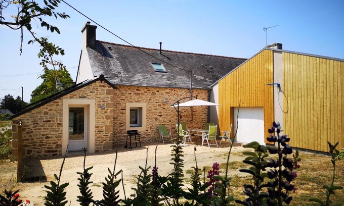 Ploneour-Lanvern House | maison entre campagne et mer