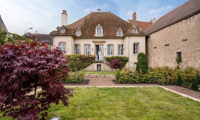 Saulieu Villa | Maison La Cote D’Or - Six Bedroom Villa, Sleeps 12