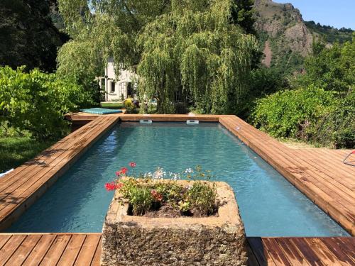 Chamalieres-sur-Loire House | Maison rénovée avec piscine, parc arboré et proche de la gare à Chamalières-sur-Loire - FR-1-582-469
