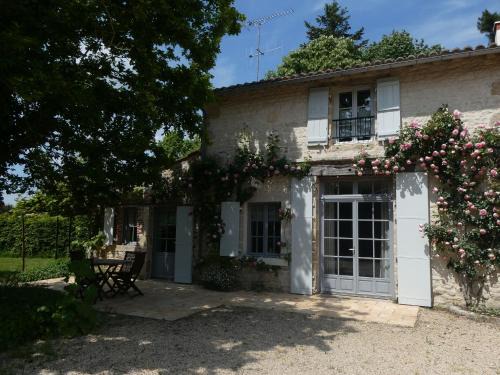 Bourneau House | Maison rénovée avec grand terrain, équipements enfants, 3 chambres, proche de D938, vélos inclus - FR-1-426-539