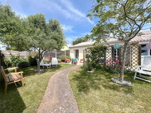 Saint-Pair-sur-Mer House | Maison rénovée, à 300m de la plage et proche commerces, avec terrasse et jardin, tout confort - FR-1-361-131