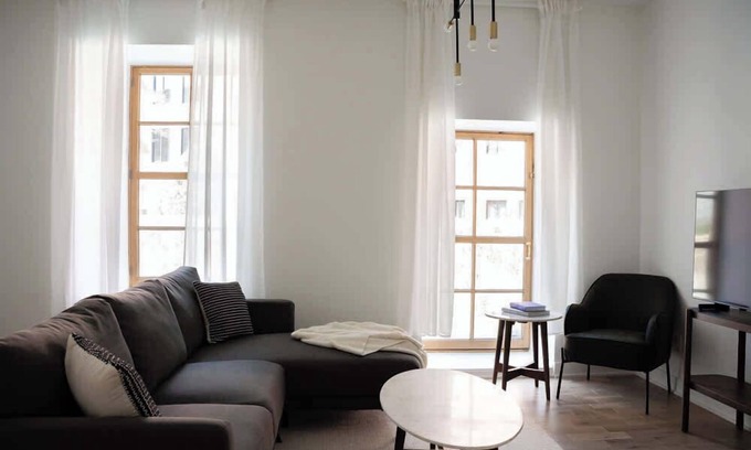 Old Montreal Apartment | Maison Rasco - One-bedroom queen size bed suite