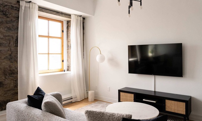 Ville-Marie Apartment | Maison Rasco - One-bedroom queen size bed suite