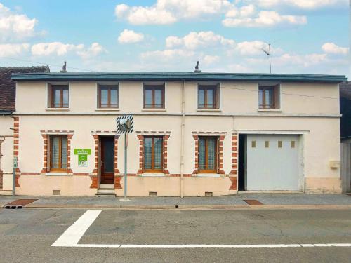 La Bazoche-Gouet House | Maison spacieuse avec jardin, BBQ, table de ping-pong, proche commerces, pour 9 personnes et bébés - FR-1-581-96