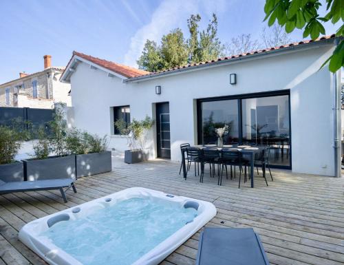 Lagord House | Maison T4 Climatisée avec Jacuzzi à Lagord