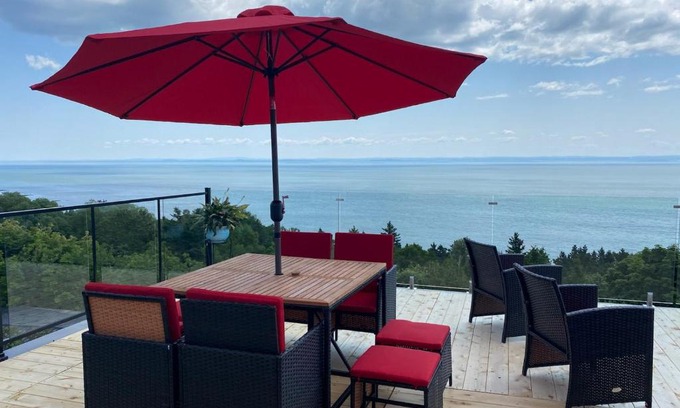 Cap-a-l'Aigle Bed & Breakfast | Maison Victoria