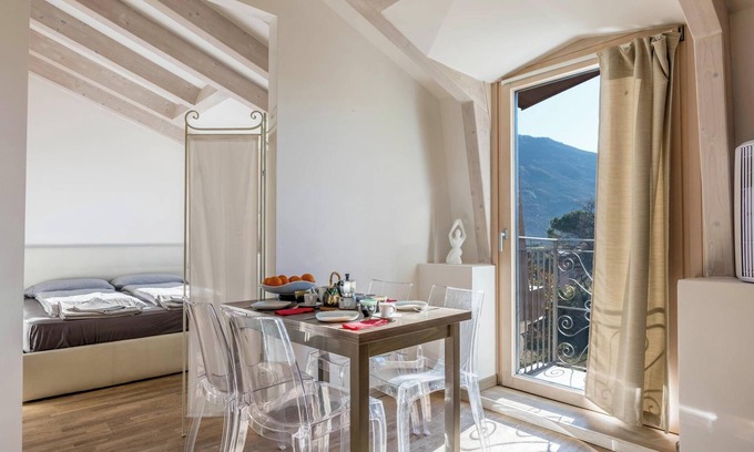 Arco Apartment | Maisonette Holiday Apartment "Villa Principessa Duplex" in a Historic City Palace with Balcony