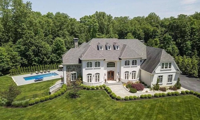 Lewisboro House | Majestic 6-bedroom mansion in enchanting Katonah with pool