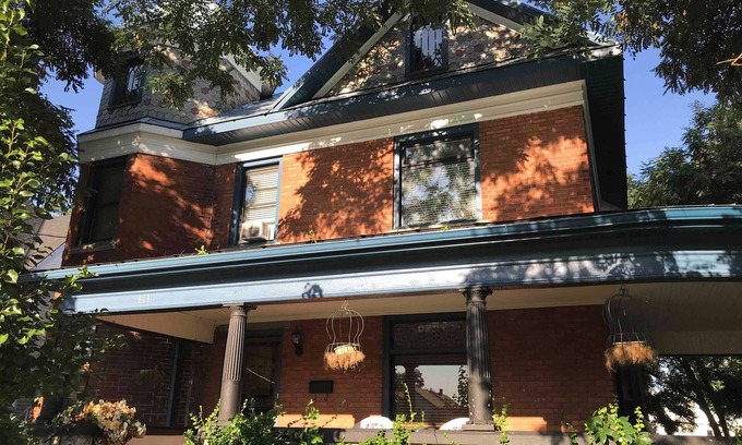Simcoe House | Majestic Century House —Perfect for family getaways or friends getting together!