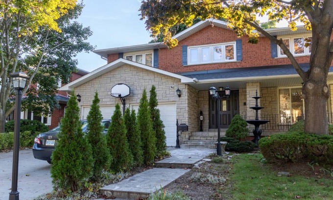 Mississauga House | Majestic Mansion with Bar & Entertainment Space