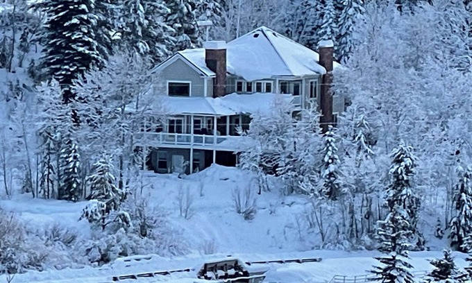 Kamas House | Majestic Mountain Lodge that Sleeps 28