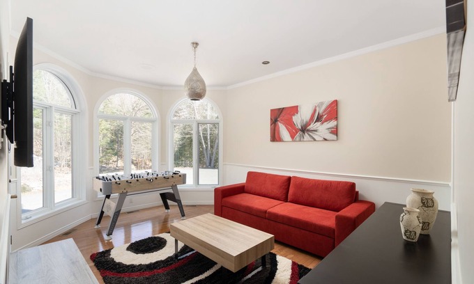 Les Pays-d'en-Haut Regional County Municipality House | Majestic Retreat in the Laurentians