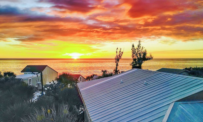 Englewood House | Majestic Sunsets on the Beach just 50 steps away + 2 King beds