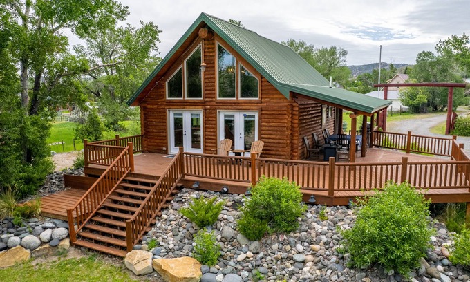Meeteetse Cabin | Majestic Wyoming Landscape. Riverfront log cabin. Relax in or explore out!
