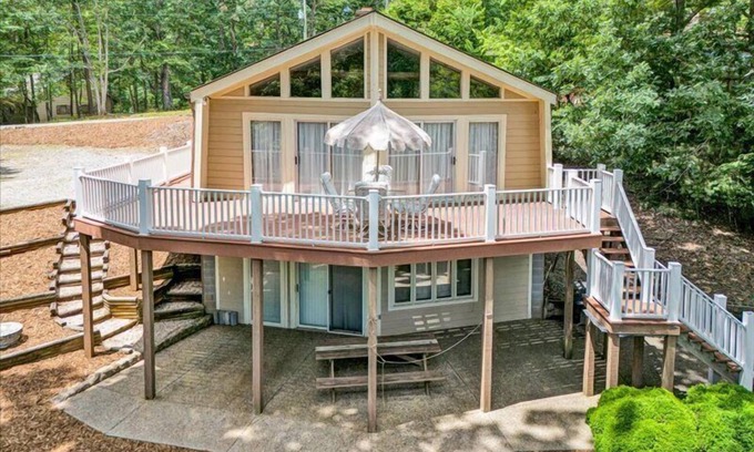 Huddleston House | MAJOR DOCK RENOVATION - SPRING 2025! Cozy, Pet Friendly Lakefront Home! Come Visit "Lake Lure"!
