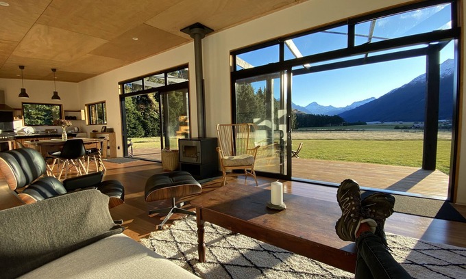 Makarora House | Makarora Bach - Sunny house with spectacular mountain views. Sleeps 6 plus pets.
