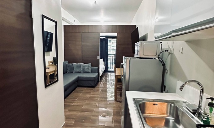 Legazpi Village Condo | Makati, Metro Manila Wifi, Netflix & Disney +