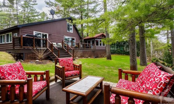 Lanark Highlands Cottage | Make Memories with family/friends at our beautiful Lake front Macwan's Cottage