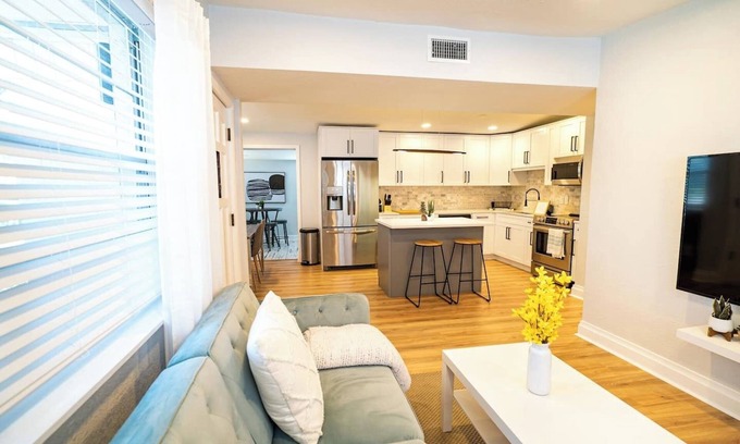 Carver City - Lincoln Gardens House | Make some memories at this unique and family-friendly place