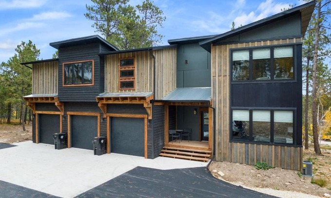 Deadwood House | Make Time Lodge In Powder House Pass
