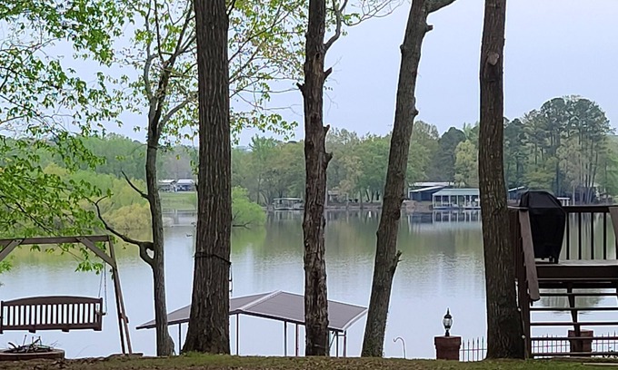 Cullman House | ❤Makin MEMORIES: House w/Dock/HotTub/Fiber Internet/TWH/next to park boat ramp❤