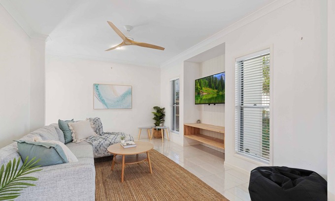 Mount Coolum House | Makin' Waves l Walk to the beach in 2 mins! Heated pool!