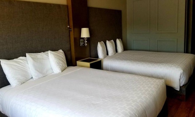 Castle Rock House | Making The Best Memories Along The Way! Free Parking, Onsite Dining