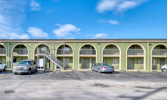 Channelview Hotel | Making The Best Memories Along The Way! FREE Parking, Pets Allowed!