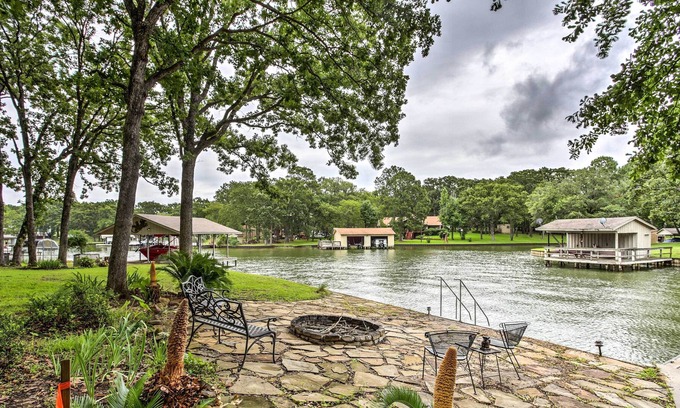 Star Harbor House | Malakoff Lake House - Deck, Boat Slips, & Fire Pit