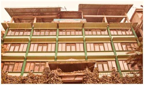 Charbagh Hotel | Mall Road Hotel Shambhu Darjeeling - Prime Location - Near Chauk Bazar - Best Hotel in Heart of Tiger Hill City