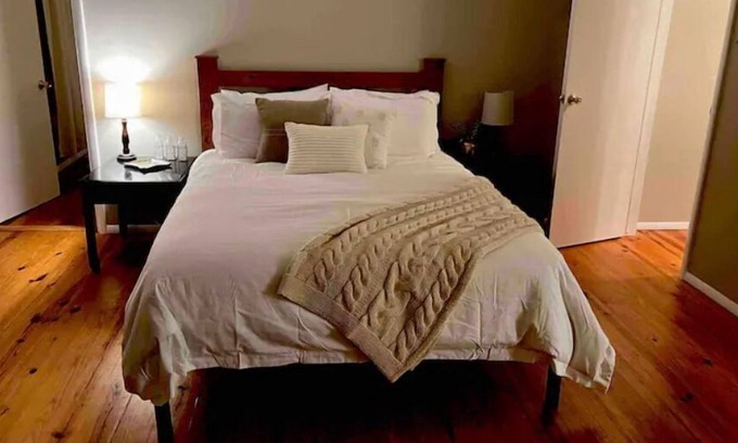 Metamora Cabin | Mallard Family Suite - Duck Creek Inn - Metamora
