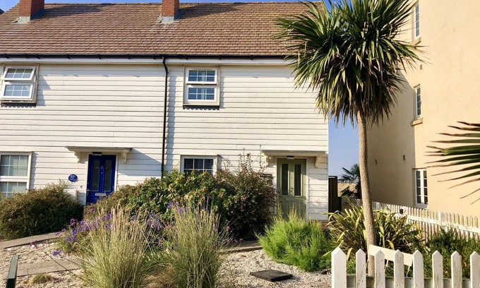 Camber Cottage | Mallow Cottage - a cottage that sleeps 4 guests in 2 bedrooms