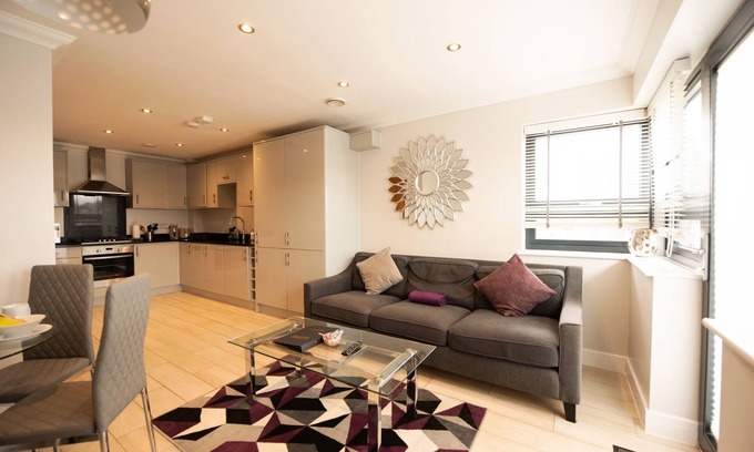 Reading Apartment | Malthouse Court -Luxury 2-Bed Penthouse w Balcony